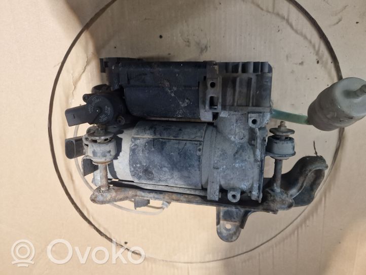 Mercedes-Benz CLS C219 Ilmajousituksen kompressoripumppu 2113200304