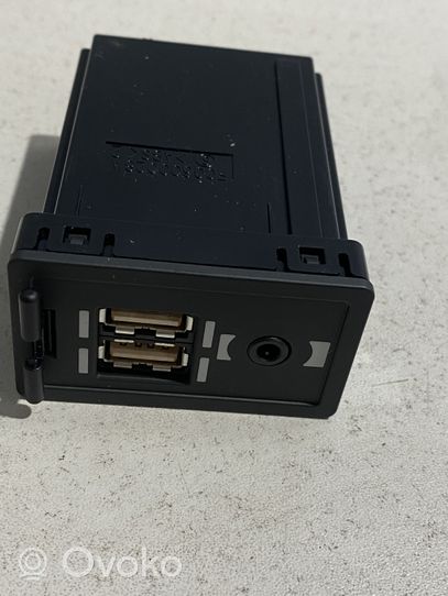 Lexus UX Connecteur/prise USB 8619011010
