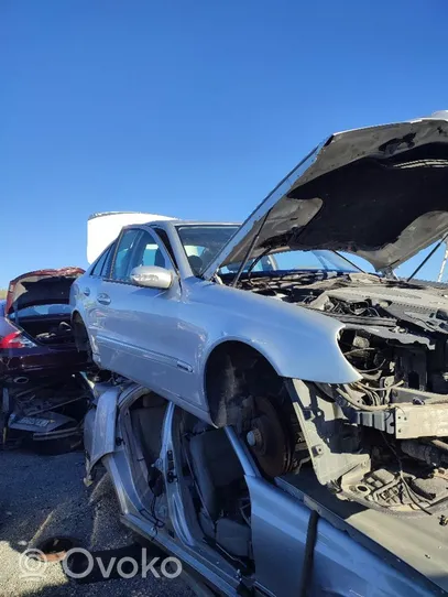 Mercedes-Benz E W211 Sähkökäyttöisen kattoluukun asennussarja 