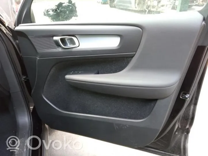 Volvo XC40 Boczki / Poszycie drzwi przednich 