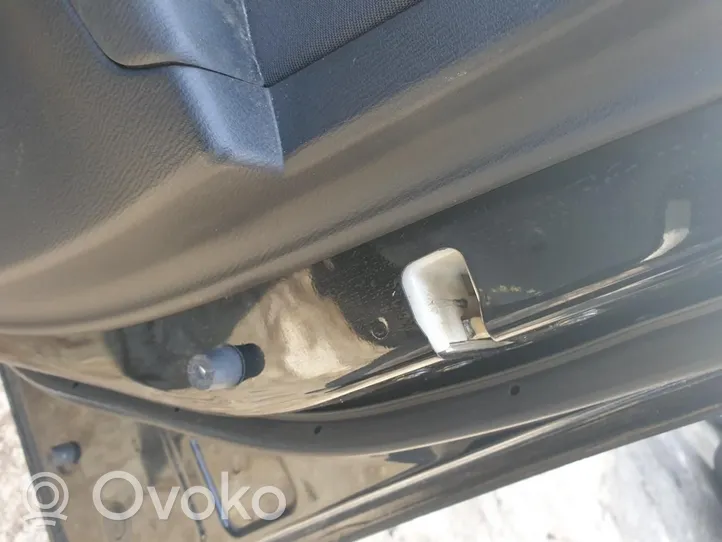 Mazda 3 III Coupe-mallin oven lukko (kahvan vieressä) 