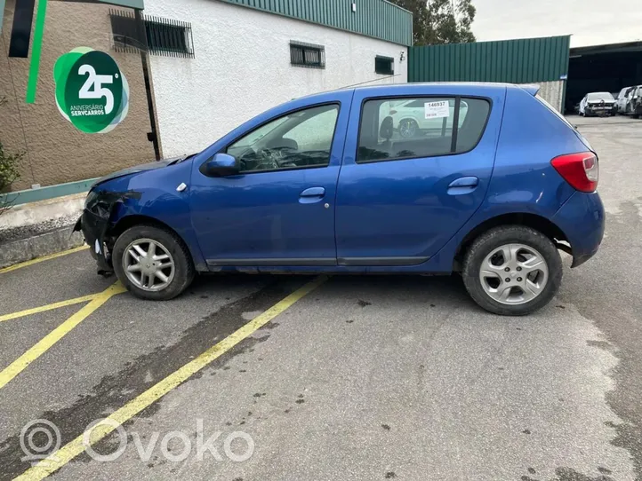 Dacia Sandero Takaikkunan nostomekanismi ilman moottoria 