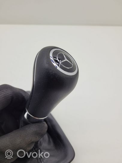 Mercedes-Benz E C207 W207 Rivestimento in pelle/manopola della leva del cambio A2072670510
