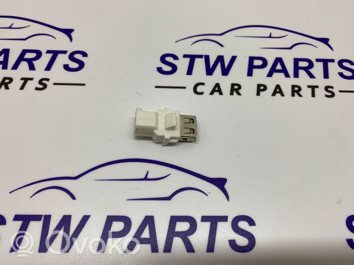 BMW 5 G30 G31 USB-pistokeliitin 9390501