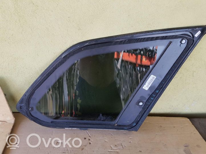 Volkswagen Touareg III Rear side window/glass 