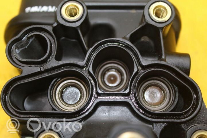Volkswagen PASSAT B6 Mocowanie / uchwyt filtra oleju 