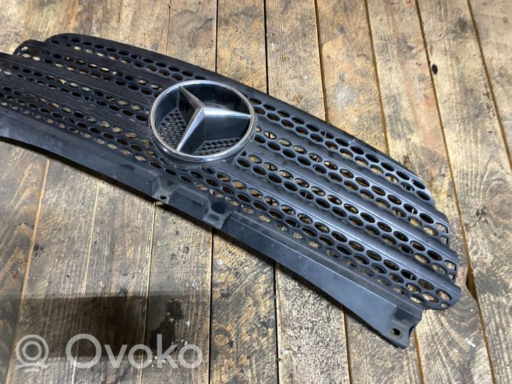 Mercedes-Benz Vito Viano W639 Etupuskurin ylempi jäähdytinsäleikkö a6398800185