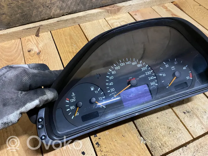 Mercedes-Benz E W210 Compteur de vitesse tableau de bord A2105402811