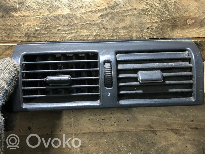 Mercedes-Benz E W210 Griglia di ventilazione centrale cruscotto 2108301554