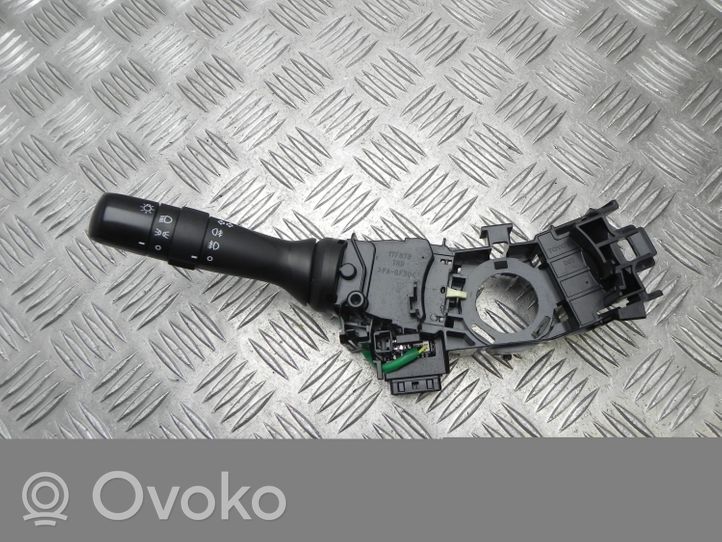 Toyota Verso Commodo de clignotant 0520017F421