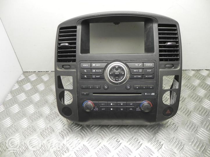 Nissan Navara D40 Radion/GPS-laitteen pääyksikön kehys 682615X01A