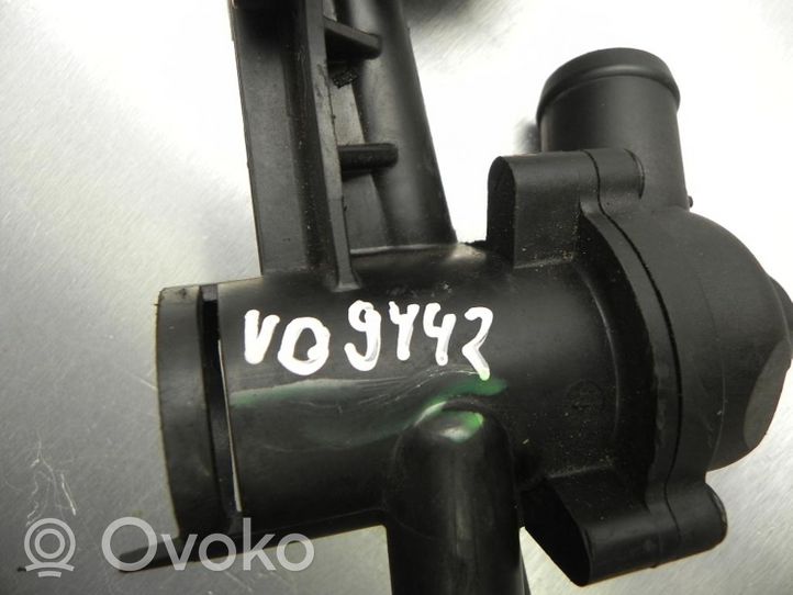 Volkswagen Golf V Alloggiamento termostato 03C121121C