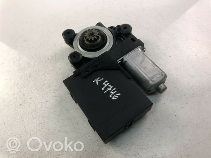 Volvo V50 Moteur de lève-vitre de porte avant 979037101