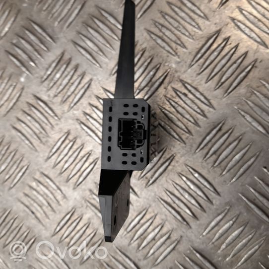Tesla Model S Connettore plug in AUX 108066900A