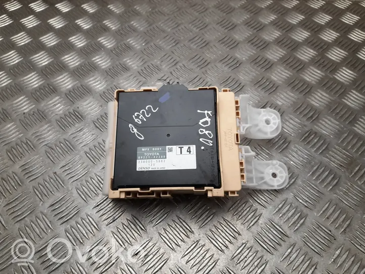 Toyota RAV 4 (XA40) Module confort 8922142300