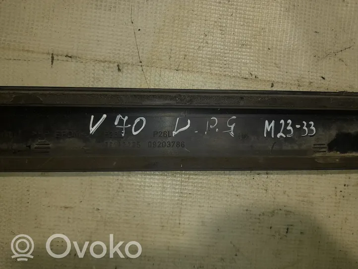 Volvo V70 Sivuhelman/astinlaudan suoja 09203786