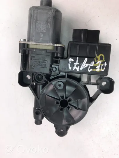 Volkswagen Golf VII Front door window regulator motor 5Q0959812