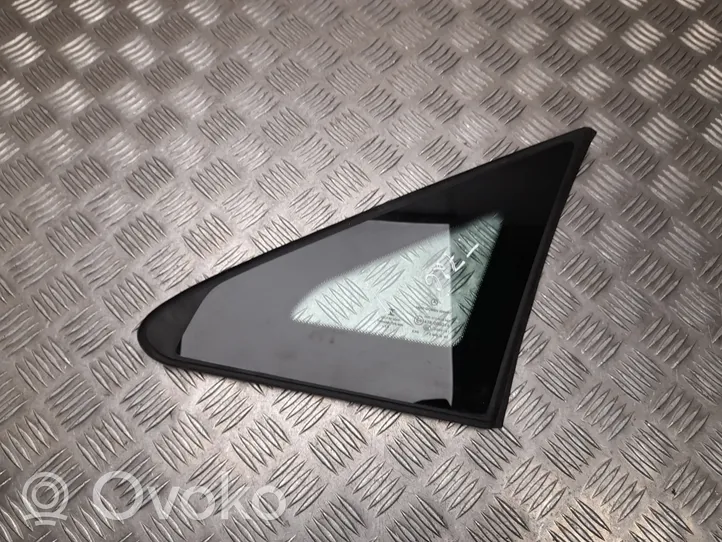 Mercedes-Benz Vito Viano W447 Front door window/glass frame A4476730105