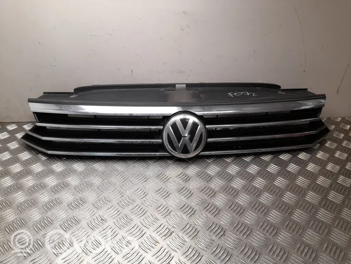 Volkswagen PASSAT B8 Grotelės priekinės 3G0853653