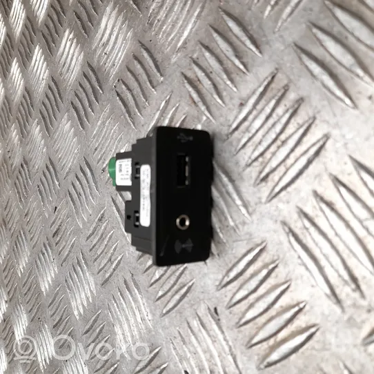 Volkswagen Caddy AUX in-socket connector 5G0035222E