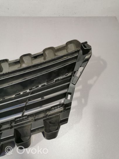 Toyota Verso Front bumper upper radiator grill 531110F060