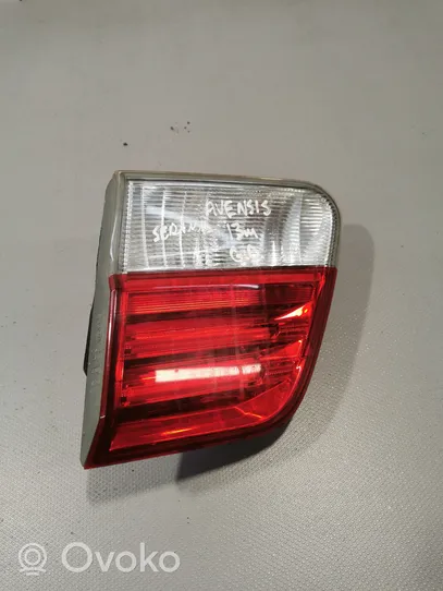 Toyota Avensis T270 Lampy tylnej klapy bagażnika 