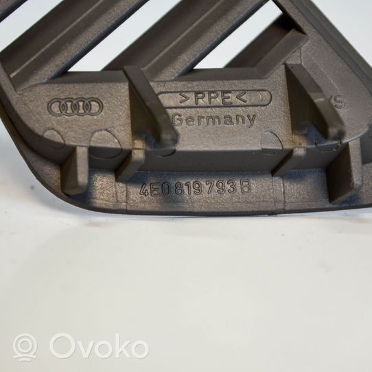 Audi A8 S8 D3 4E Kojelaudan tuuletussuuttimen suojalista 4E0819793B