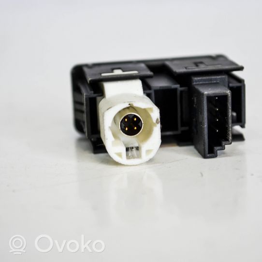 BMW 4 F32 F33 Connettore plug in AUX 9229246
