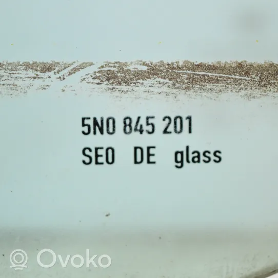 Volkswagen Tiguan priekšējo durvju stikls (četrdurvju mašīnai) 5N0845201