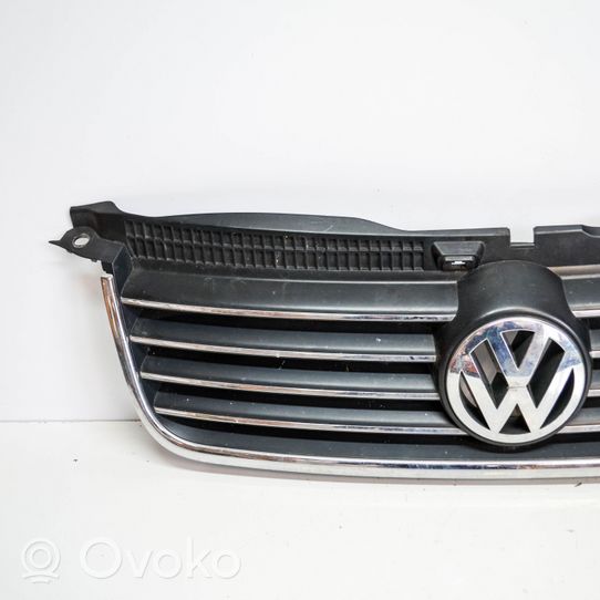 Volkswagen PASSAT B5 Etusäleikkö 3B0853651L