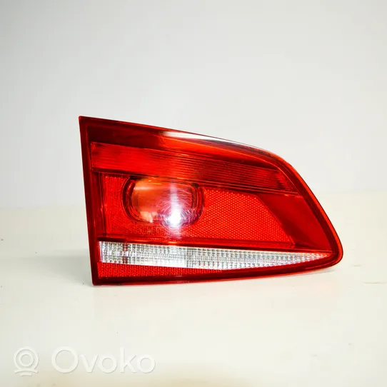 Volkswagen PASSAT B7 Lampy tylnej klapy bagażnika 3AD945093K