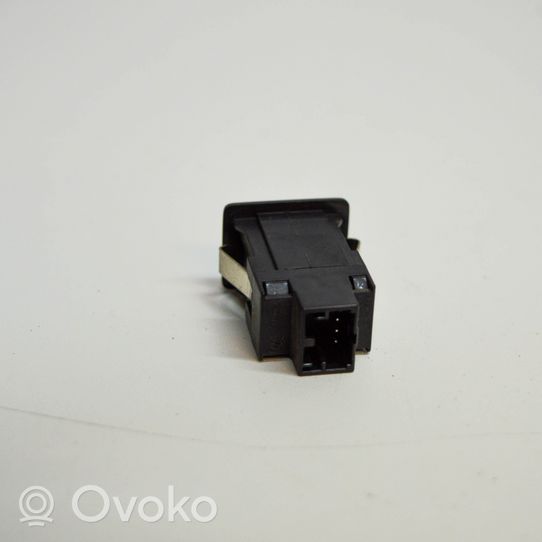 Volkswagen Caddy Connettore plug in AUX 5N0035724