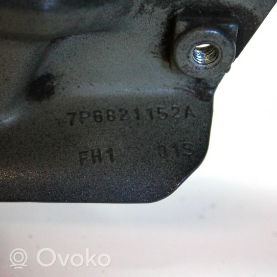 Volkswagen Touareg II Uchwyt / Mocowanie błotnika przedniego 7P6821152A