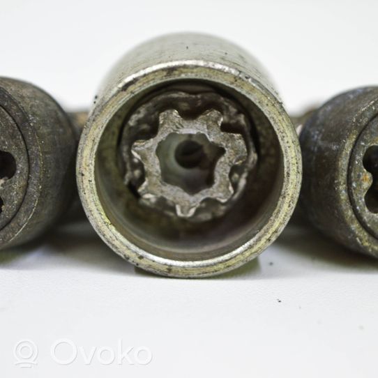 Volkswagen PASSAT CC Anti-theft wheel nuts and lock 