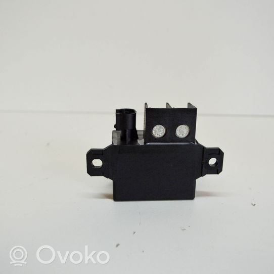 BMW 5 F10 F11 Coolant fan relay 7661503