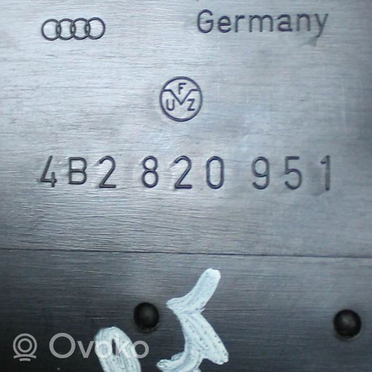 Audi A6 S6 C5 4B Kojelaudan tuuletussuuttimen suojalista 4B2820951
