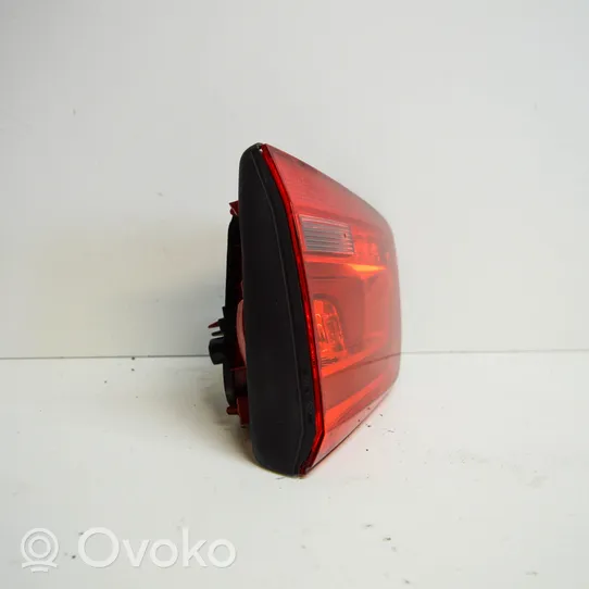 Volkswagen Touran II Lampy tylnej klapy bagażnika 1T0945094A