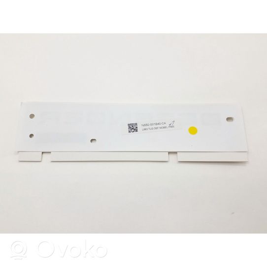 Land Rover Defender Muut logot/merkinnät N8B2-001B40-CA