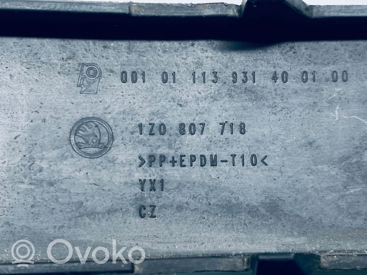 Skoda Octavia Mk2 (1Z) Moulure de pare-chocs avant 1Z0807718