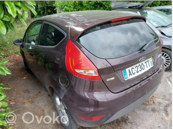 Ford Fiesta Akkulaatikon alusta 1714442