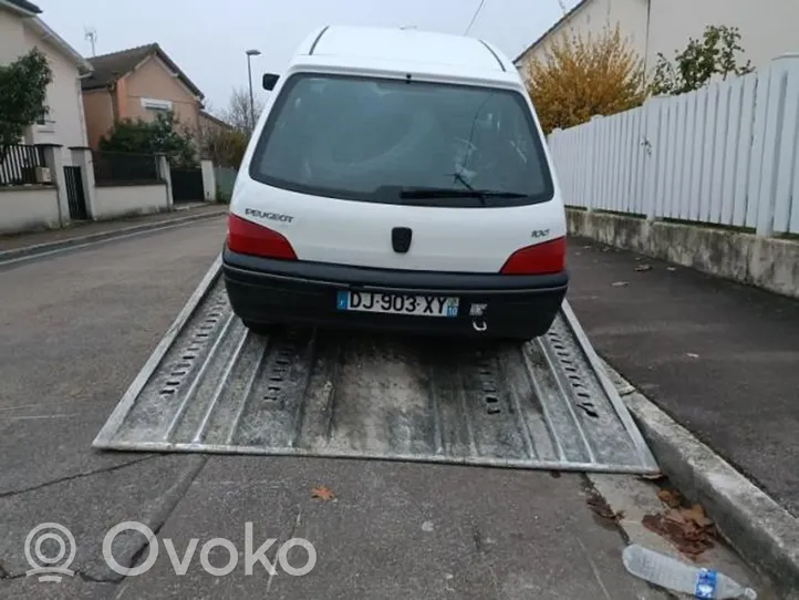 Peugeot 106 Priekinio stiklo valytuvų kojelė 6429A1