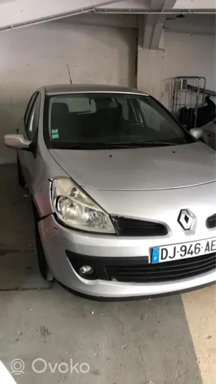 Renault Clio III Un ensemble de poignées pour le plafond 8200263349