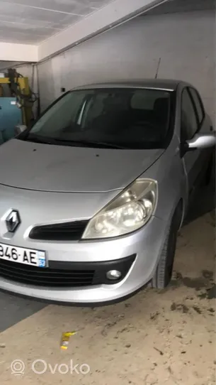 Renault Clio III Un ensemble de poignées pour le plafond 8200263349