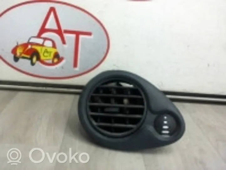 Renault Clio III Grille d'aération centrale 