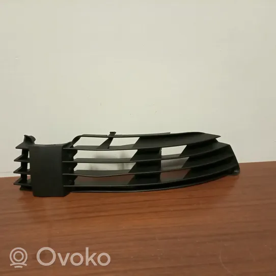 Volkswagen PASSAT B5 Grille de calandre avant 