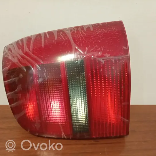 Audi A4 S4 B5 8D Lampy tylnej klapy bagażnika 