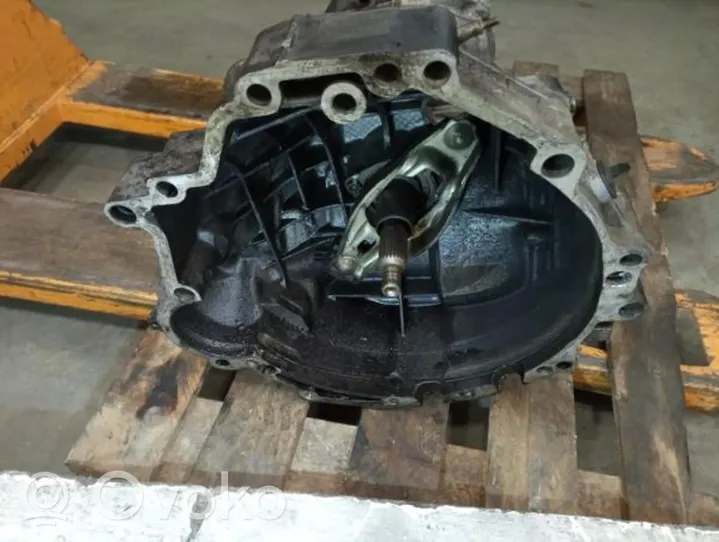 Audi A4 S4 B7 8E 8H Mechaninė 5 pavarų dėžė 