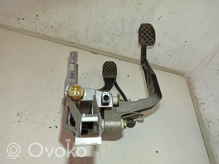 Volkswagen PASSAT B5.5 Pedal assembly 