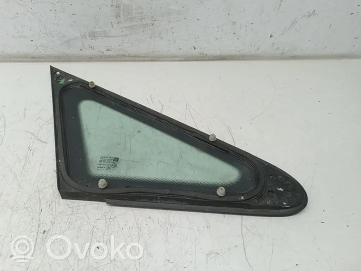 Opel Zafira C Front door window glass four-door 