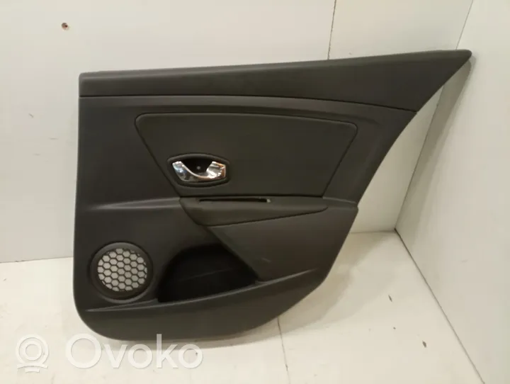 Renault Megane III Takaoven verhoilu 